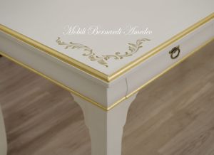 Wooden desk with lacquered finish and gold leaf - detail of the decorations on the top